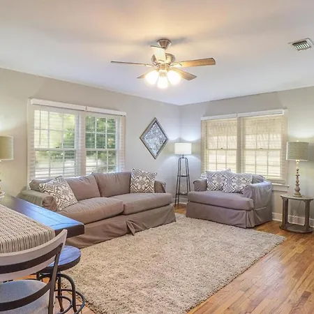 Cozy 3 Bedroom/ 2 Bath Home Located Blocks From Downtown Biloxi And The Beach